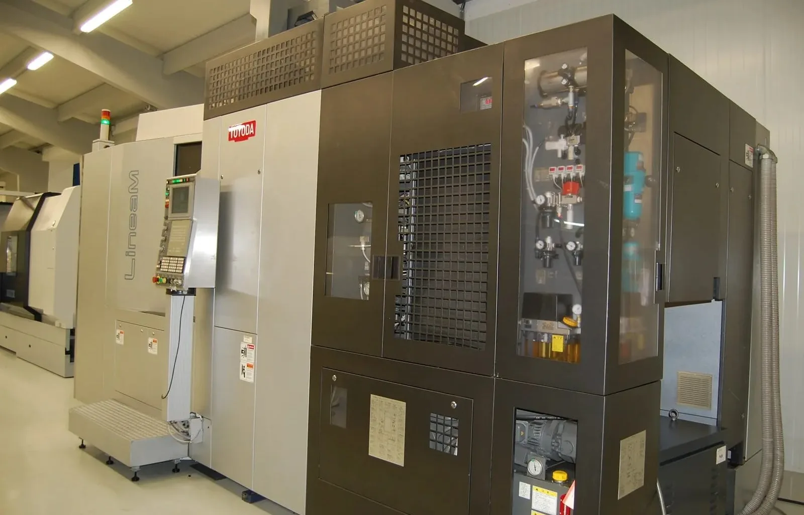 CNC Horizontal Machining Center with Pallet Changer view 5