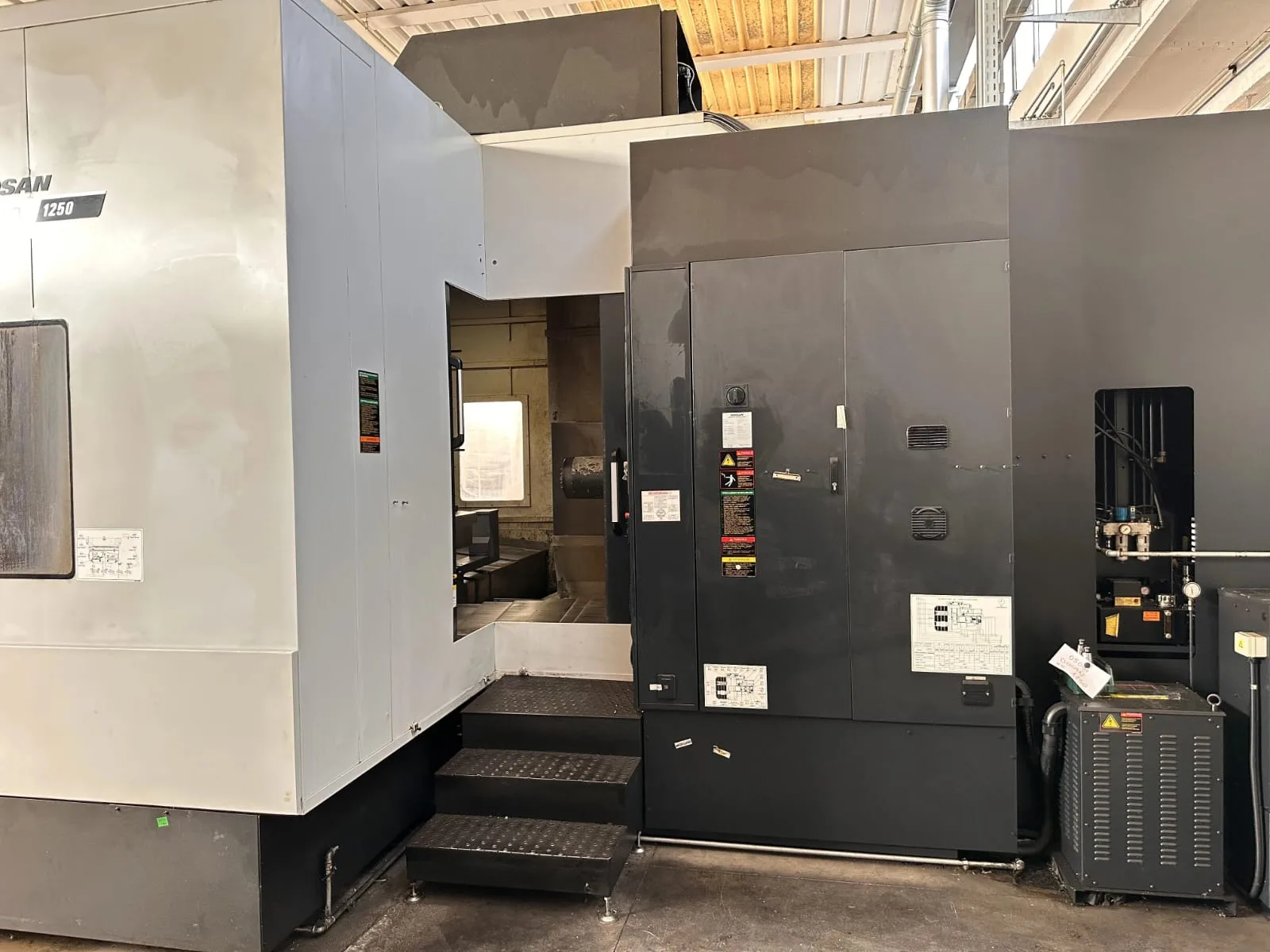 DOOSAN HM 1250 TWIN PALLET HORIZONTAL MACHINING CENTRE view 5