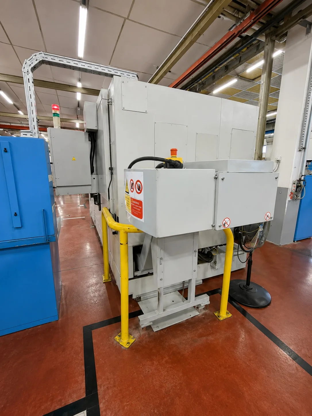 CNC TURNING & MILLING CENTER Mori Seiki SL 303 view 3
