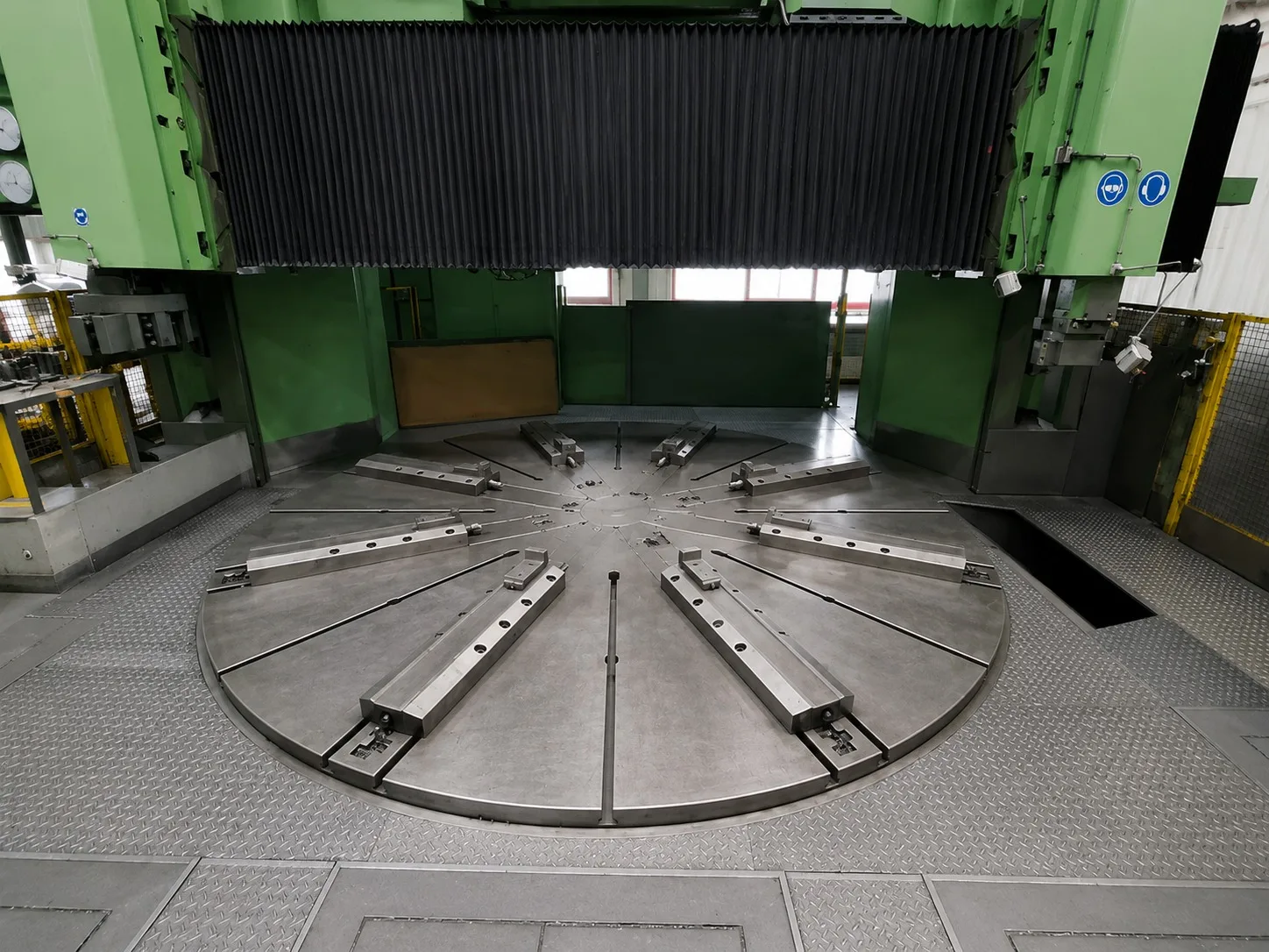 CNC Vertical Turret Lathe - Double Column SD 500 - 600 view 2