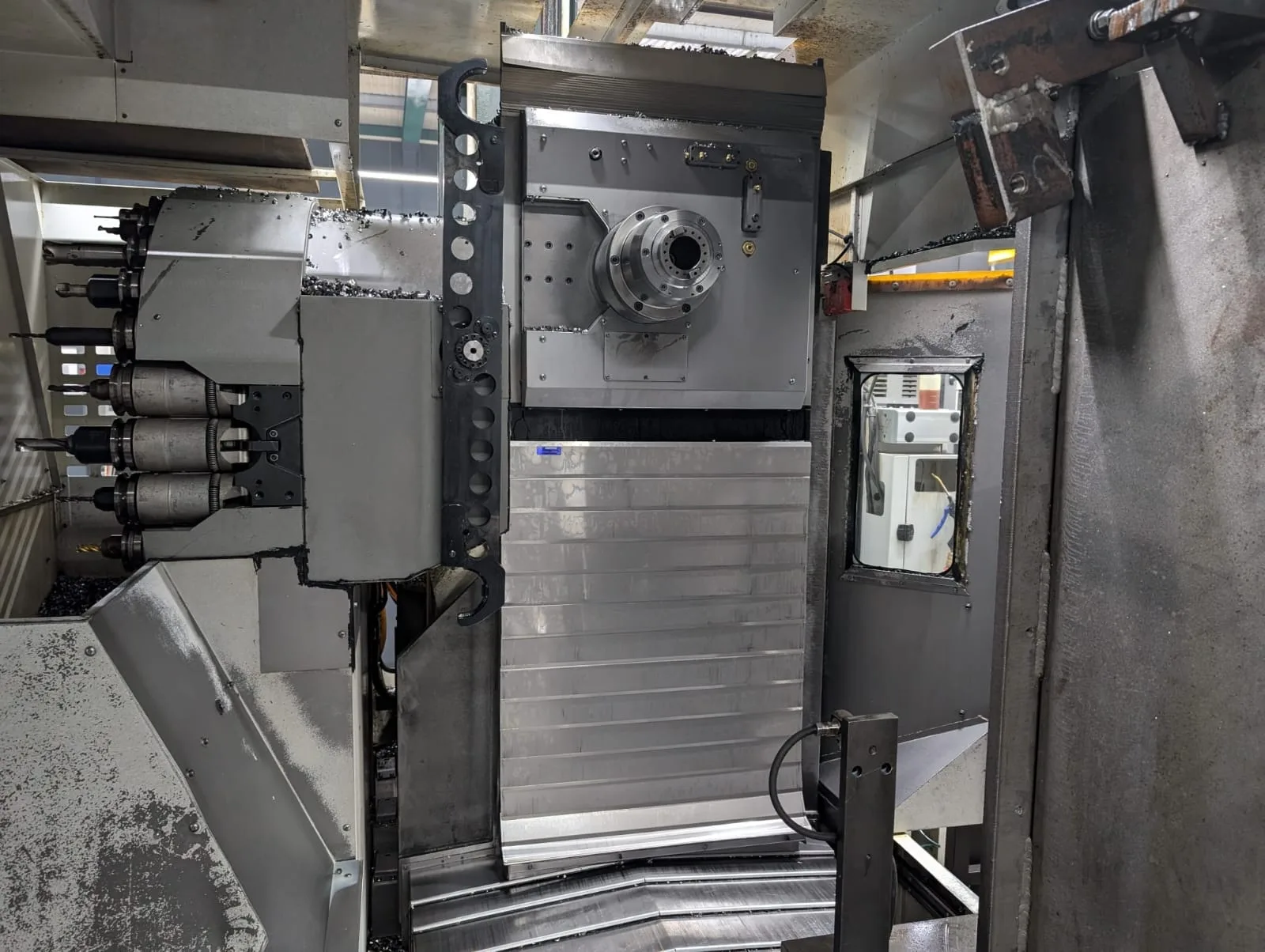 4-AXIS HORIZONTAL MACHINING CENTER HAAS EC 1600 view 3